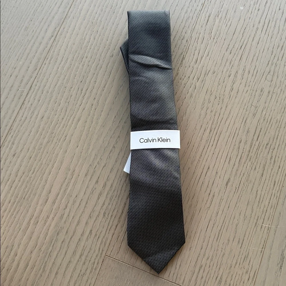 NWT Calvin Klein Gray Men's Tie With Small Circle Pattern